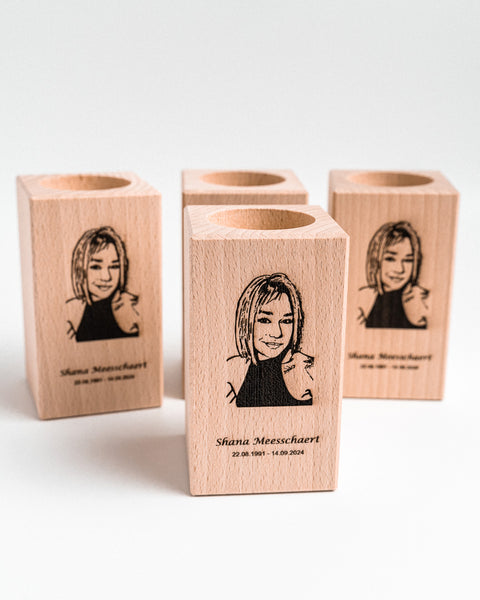 Houten theelichthouder met lijntekening gegraveerd