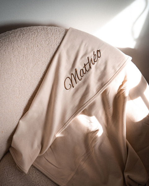 Beige dekentje van Mushie met de mogelijkheid om te borduren