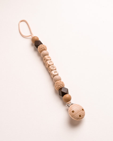 Fopspeen ketting met houten letterkralen en beige gehaakte kraal.