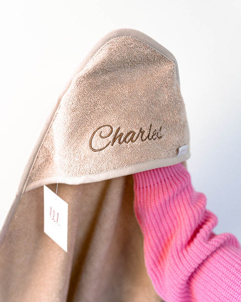 beige badcape met de naam Charles geborduurd 