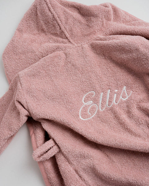 gepersonaliseerde roze badjas voor kinderen met borduring op achterkant