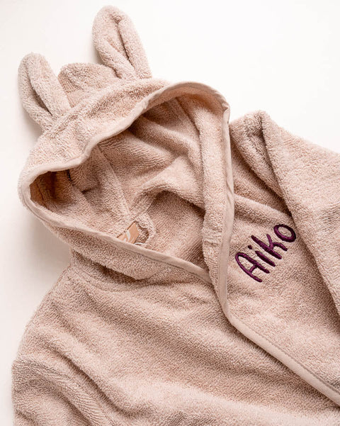 gepersonaliseerde badjas van het merk JOllein met na naam Aiko geborduurd