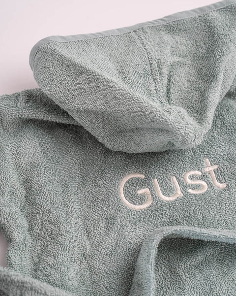 gepersonaliseerde groene badjas met de naam gust geborduurd