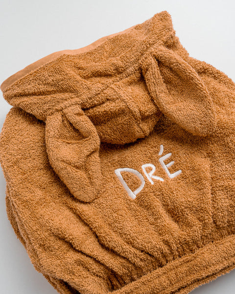 geborduurde kinderbadjas van Jollein in Caramel kleur en witte letters