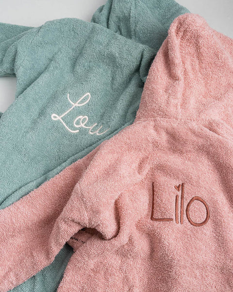 2 gepersonaliseerde kinderbadjassen met naam geborduurd
