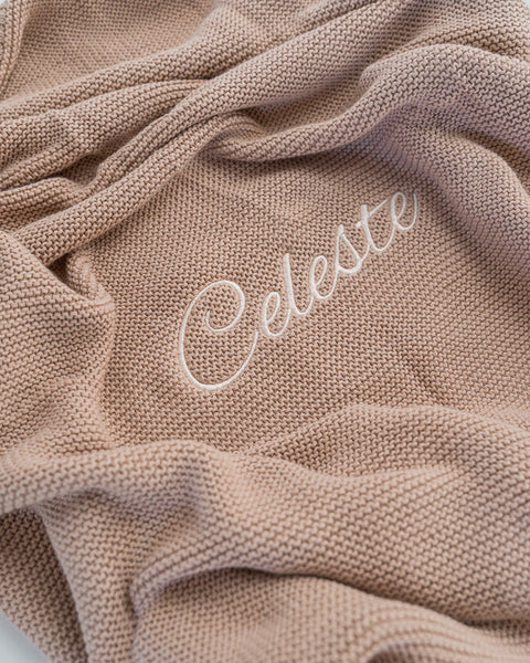 geborduurd bruin dekentje met naam Celeste in geschreven lettertype