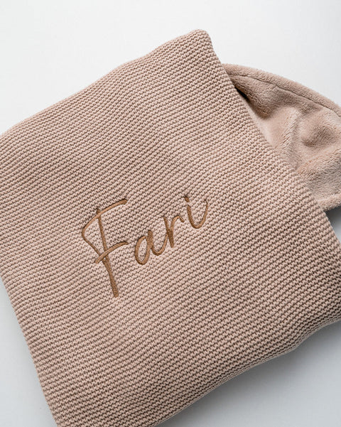gepersonaliseerd dekentje van het merk  Jollein met de naam Fari geborduurd in bruine letters