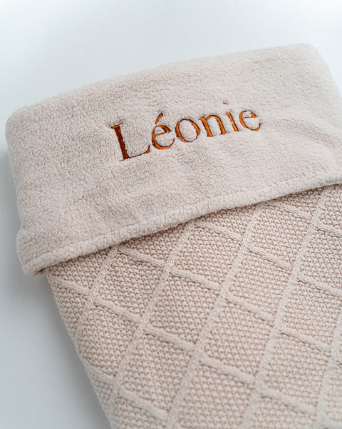 geborduurd warm dekentje van het merk jollein met de naam léonie in bruine letters