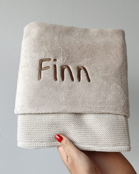 dekentje van het merk Jollein met naam Finn geborduurd op de overslag