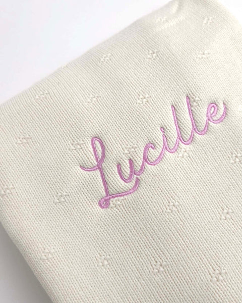 gepersonaliseerd cosy knit dekentje van het merk jollein met naam Lucille geborduurd in paarse borduurgaren