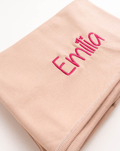 geborduurd roze dekentje van het merk mushie met naam 