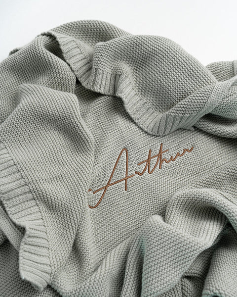 gepersonaliseerd groen dekentje met naam "Arthur" geborduurd in bruine letters