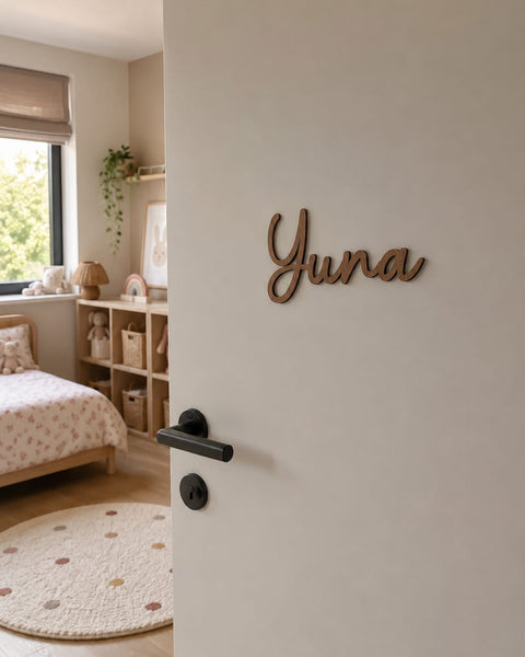 gepersonaliseerd deurbordje in walnoot voor de kinderkamer met de naam yuna