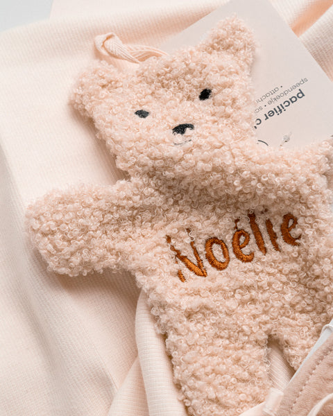 gepersonaliseerd knuffeldoekje van het merk Jollein met naam geborduurd in donkerbruine borduurgaren