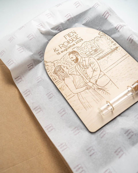 gepersonaliseerd houten bordje met lijntekening van foto met proefbuishoudertje