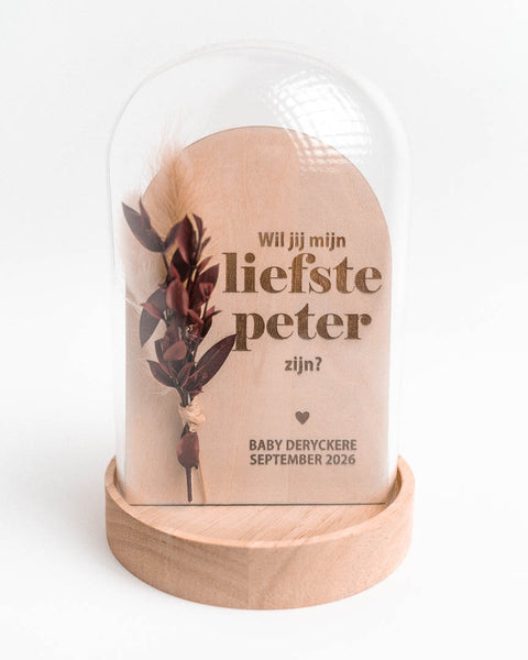 houten bordje met de vraag wil je mijn peter zijn met droogbloemen onder glazen stolp 