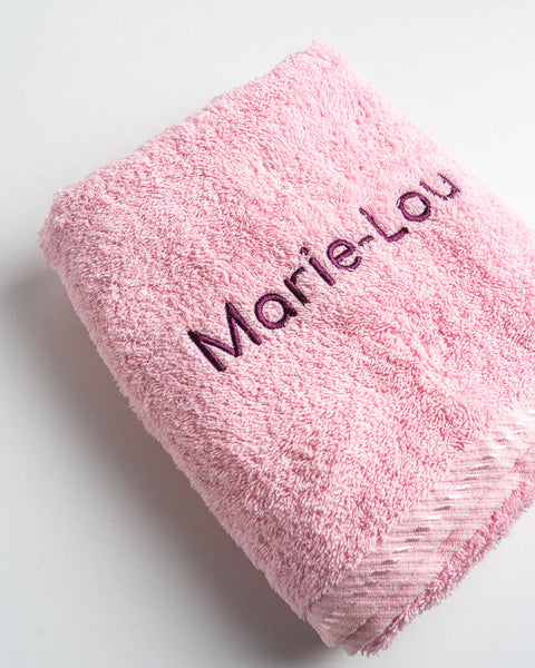 roze badhanddoek met naam geborduurd
