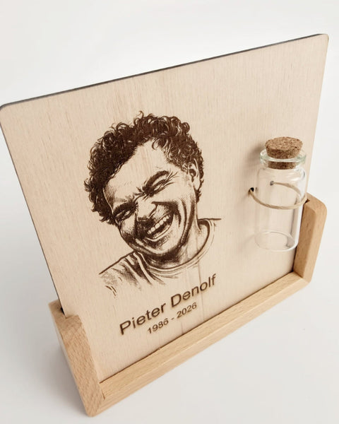 houten herdenkingsbordje met portret gegraveerd en vaasje
