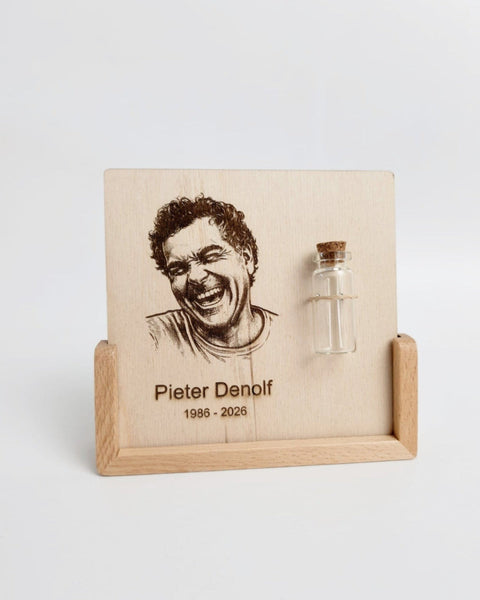houten herdenkingsbordje met portret gegraveerd en vaasje