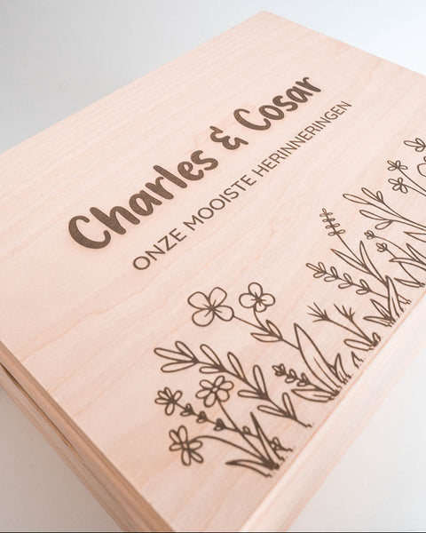 gepersonaliseerde herinneringsdoos met naam gegraveerd en figuurtjes van een bloementuin