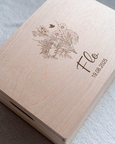 houten herinneringsdoos met graveringvan het ontwerp van het geboortekaartje