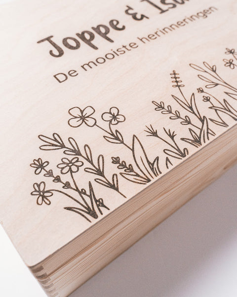 herinneringsdoos gegraveerd met naam en leuke bloemetjes