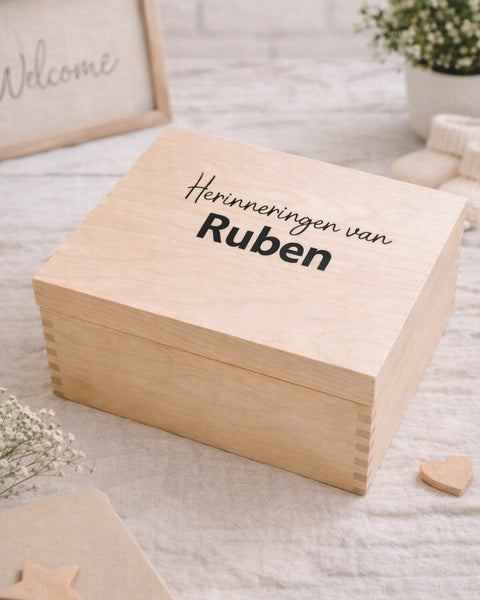 gegraveerde houten herinneringsdoos met de tekst "herinneringen van Ruben"