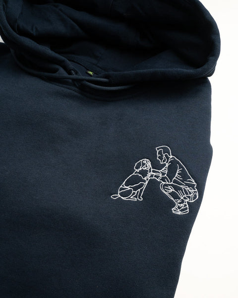 donkerblauwe hoodie met lijntekening van foto geborduurd
