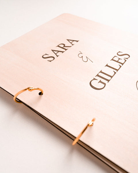 gouden ringels van gegraveerde houten kaft voor huwelijk