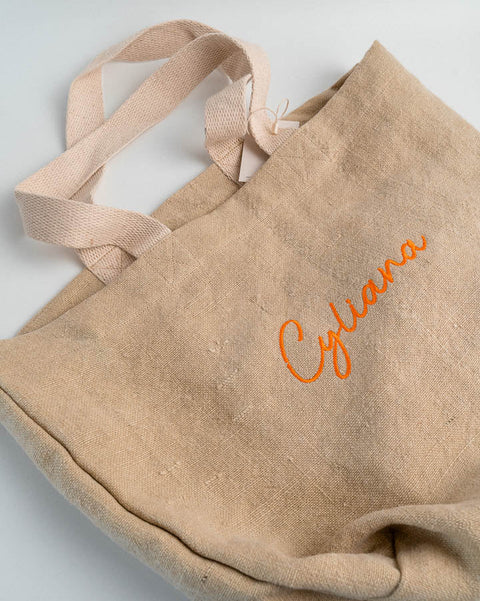 jute draagtas met naam geborduurd in opvallende letters