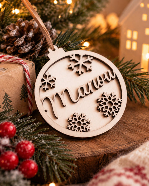 gepersonaliseerde houten kerstbal met sneeuwvlokken en naam in 3D effect