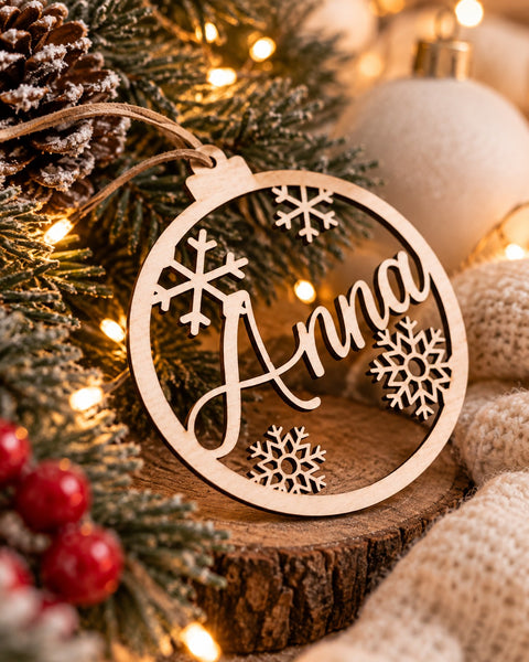 gepersonaliseerde kerstbal met naam in hout