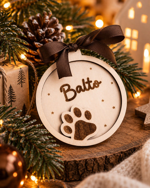 gepersonaliseerde houten kerstbal met hondenpoot en naam