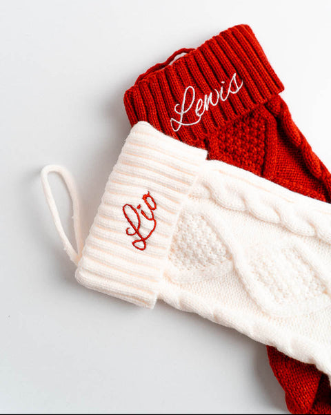 2 verschillende kerstsokken geborduurd met naam