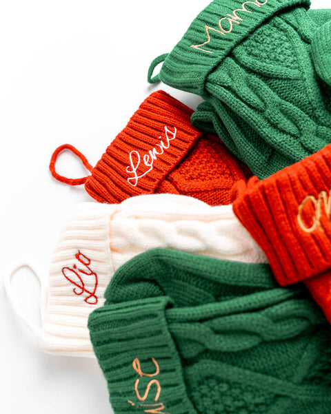 geborduurde kerstsokken in verschillende kleuren met naam