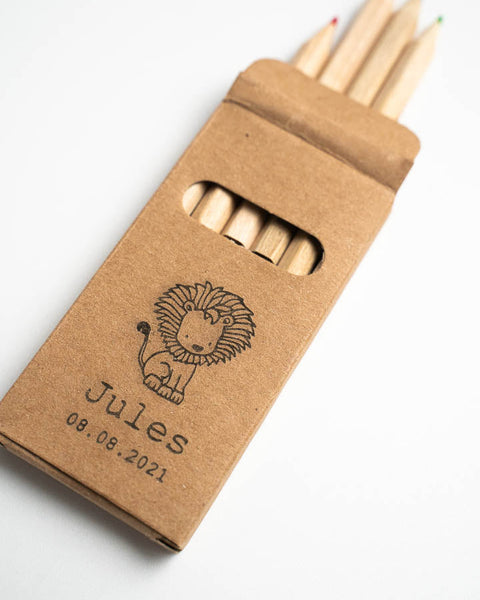 gepersonaliseerde verpakking waar 6 kleurpotloodjes in zitten. de kaft is gegraveerd met afbeelding van het geboortekaartje en naam.