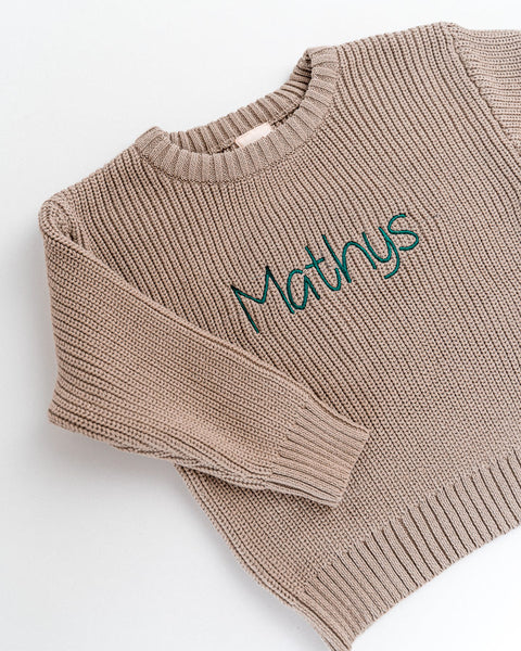 knitted sweater met de naam Mathys geborduurd