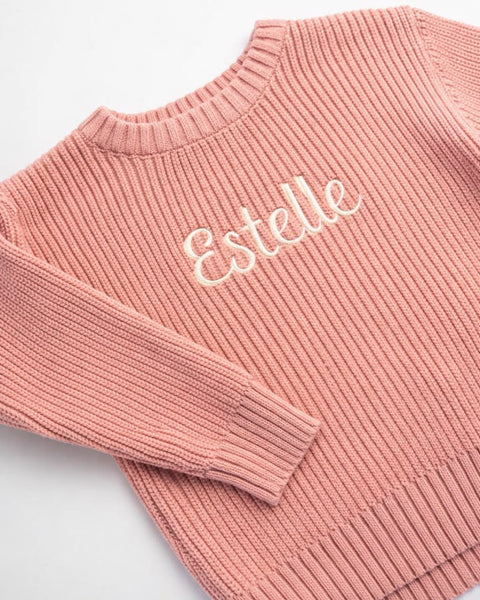gepersonaliseerde roze knitted sweater met de naam Estelle geborduurd