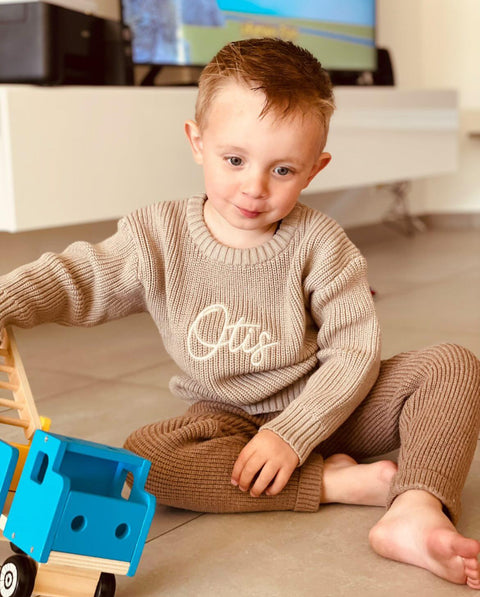 geborduurde sweater met de naam Otis geborduurd