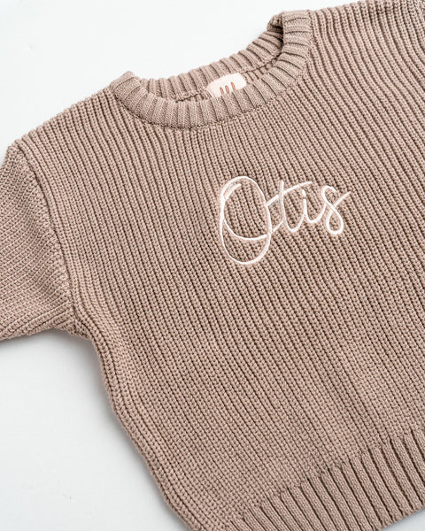 knitted sweater met naam Otis geborduurd in handgeschreven lettertype