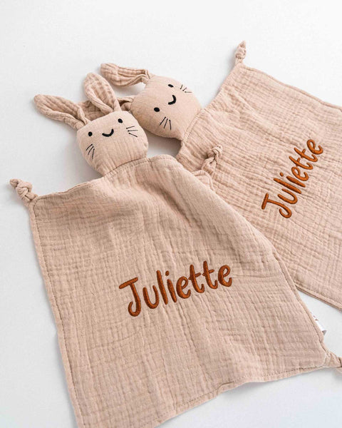 2 beige zachte knuffeldoeken met naam geborduurd