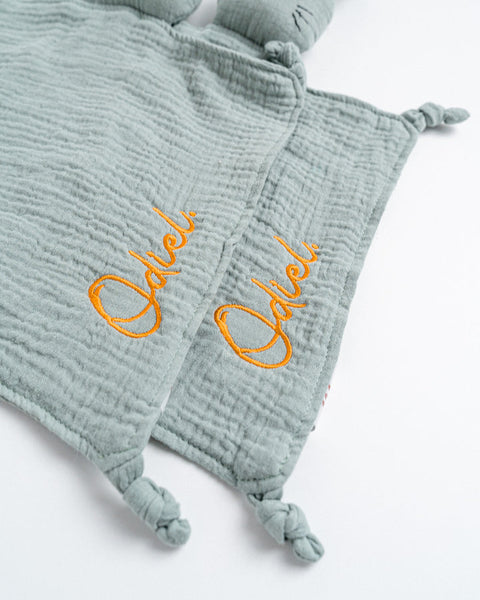 groene konijn knuffeldoek met oranje letters in handgeschreven letterrtype geborduurd
