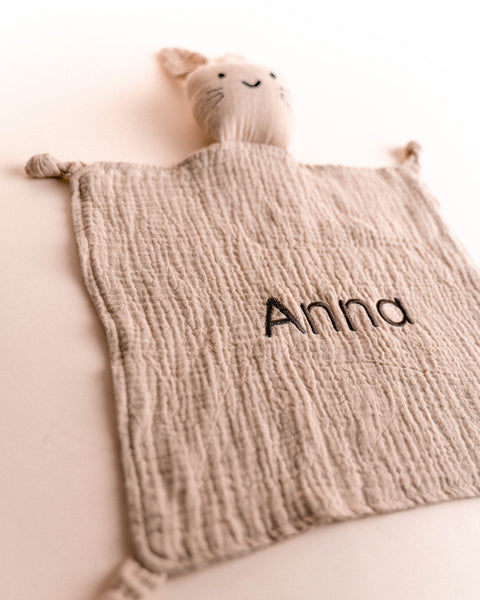 Zachte konijnen knuffeldoek in beige kleur met borduring