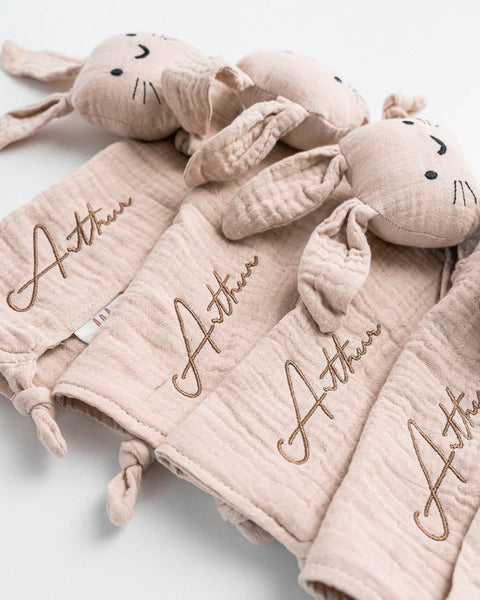 knuffeldoeken met naam Arthur geborduurd in handgeschreven letterrtype