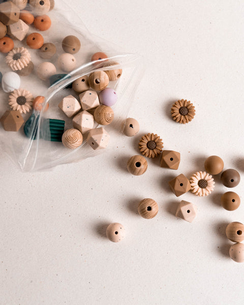 een combinatie van silicone en houten kralen voor speenkoordjes en sleutelhangers