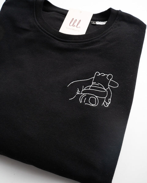 gepersonaliseerde sweater met lijntekening geborduurd die omgezet werd van een foto