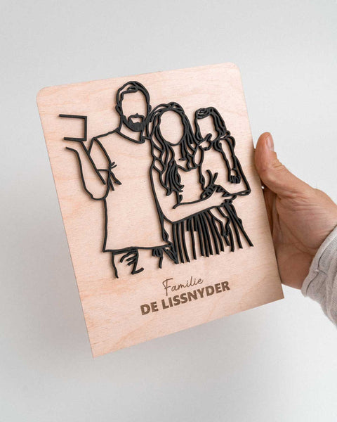 gegraveerde lijntekening gelijmd op houten bordje met gravering van de familienaam