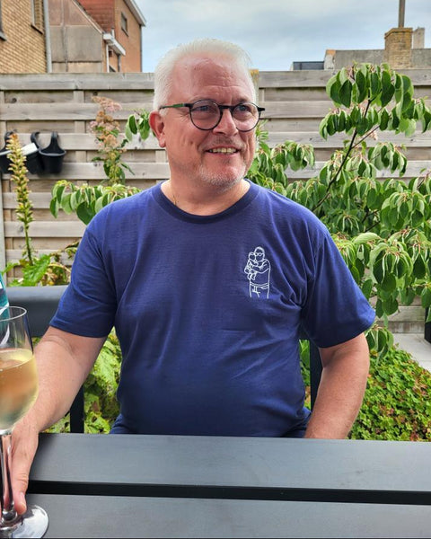man met een t-shirt aan met een lijntekening die geborduurdwerd van een foto