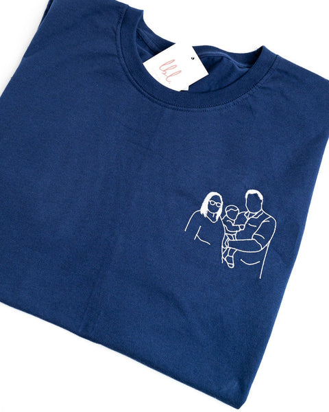 blauwe tshirt met lijntekening van familie met witte borduurgaren