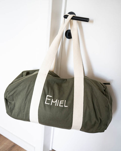geborduurde effen logeertas in donkergroene kleur met de naam emiel geborduurd